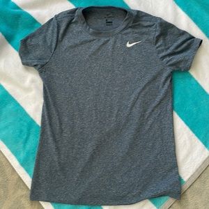 Nike women’s Dry Legend Sz Sm tee shirt. Light navy heather color EUC